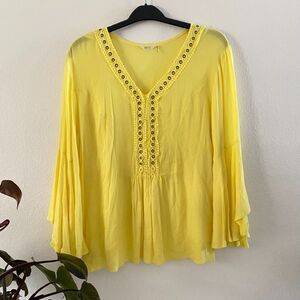 Kaktus Blouse Womens Medium Yellow Great Bell Sleeve Eyelet Grommet Boho Top